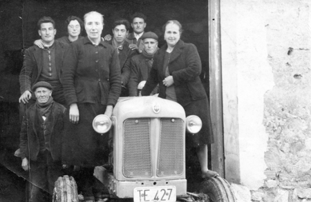 Grupo de vecinos de Cuencabuena sobre un tractor.