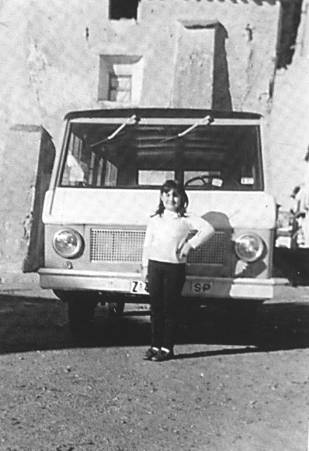 Nati Ubide delante del jeep azul. Langa del Castillo.