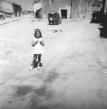 Pili Franco en una calle de Langa del Castillo.