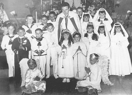 Grupo de niÃ±os de primera comuniÃ³n. Langa del Castillo.