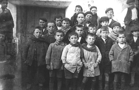 Grupo de niÃ±os de la escuela de Langa del Castillo.