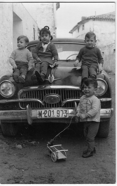 NiÃ±os sobre un coche. Torralba de los Sisones.