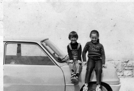Dos niÃ±os sobre un coche. Torralba de los Sisones.