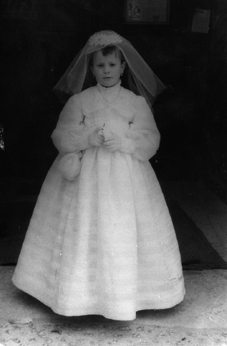 NiÃ±a de primera comuniÃ³n. Torralba de los Sisones.