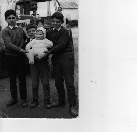 NiÃ±os con bebÃ© en brazos. Torralba de los Sisones