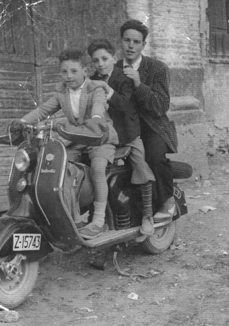 Retrato sobre una motocicleta. CastejÃ³n de Tornos.
