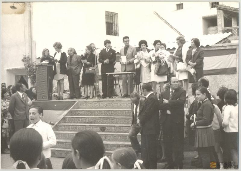 Entrega de diplomas por Luis Rojo Villa, gobernador civil de la provincia, 1974