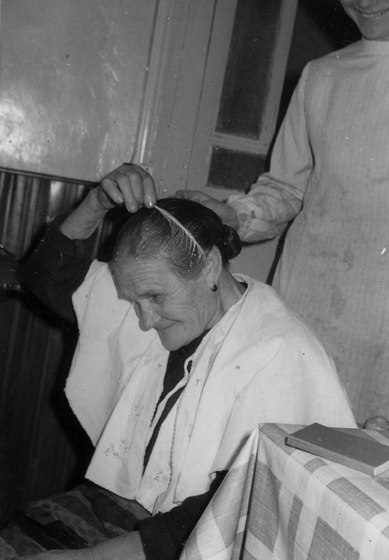 Abuela aseÃ¡ndose. BaÃ±Ã³n.