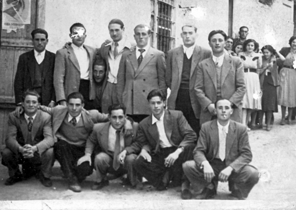 Amigos en la puerta del bar. BaÃ±Ã³n.