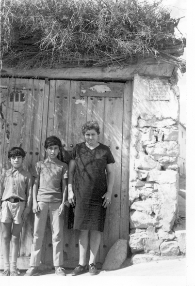 Retrato en la puerta de casa. BaÃ±Ã³n.