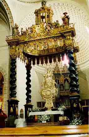 Archivo:Detalle colegiatadaroca baldaquino.jpg