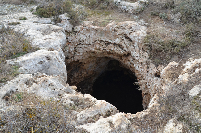 Archivo:Sima losares blancas.jpg