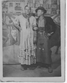 Archivo:Personajes disfrazados (Cutanda).jpg