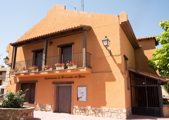 Archivo:CasaConsistorialTorremocha.jpg