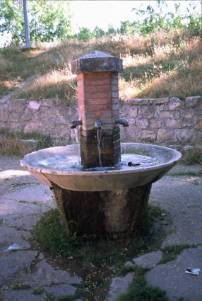 Archivo:Fuente bosque calamocha.jpg