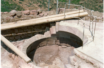 Archivo:Aljibe castillo Peracense.jpg