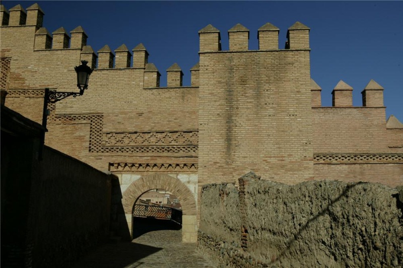 Archivo:Puerta arrabal daroca.jpg