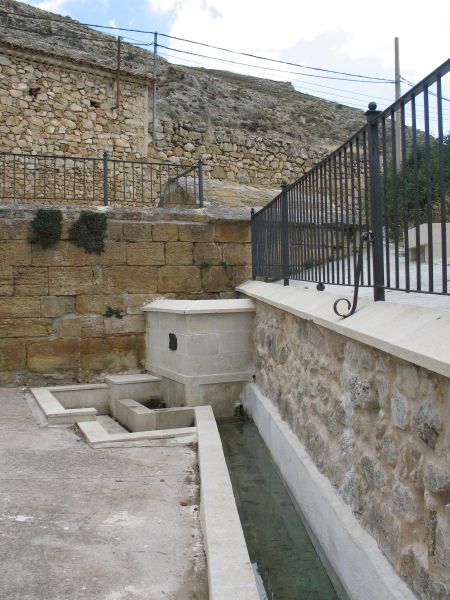 Archivo:Fuente pueblo alpeñes01.jpg