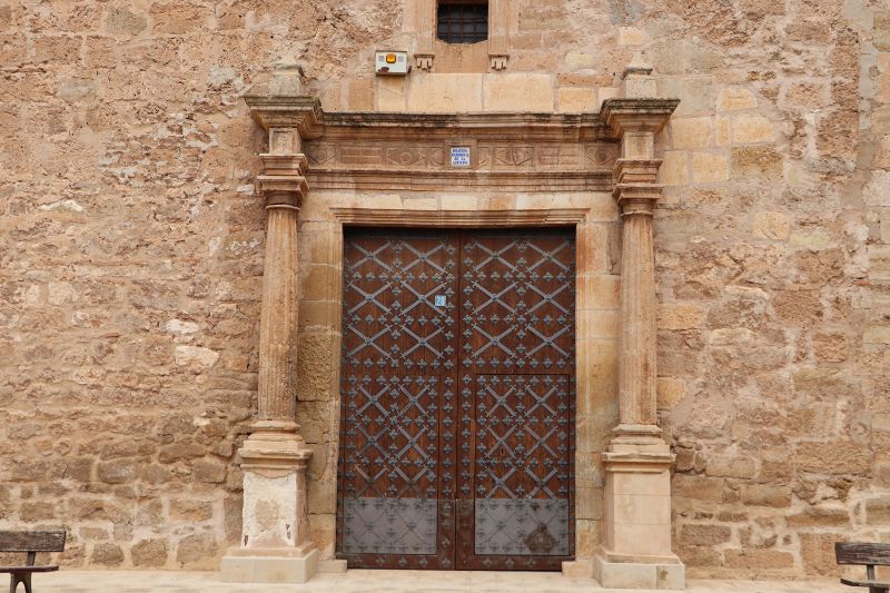 Archivo:Puertaiglesiacaminreal.jpg