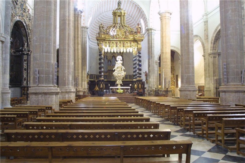 Archivo:InteriorColegiata.jpg